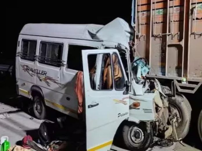 महाराष्ट्र में एक बस कंटेनर से टकराई, एक बच्चा समेत 12 यात्रियों की मौत